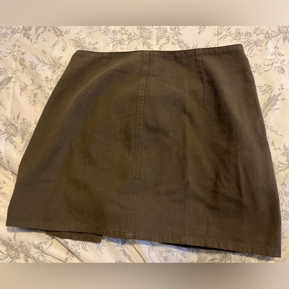 Olive green button skirt - Picture 2 of 3
